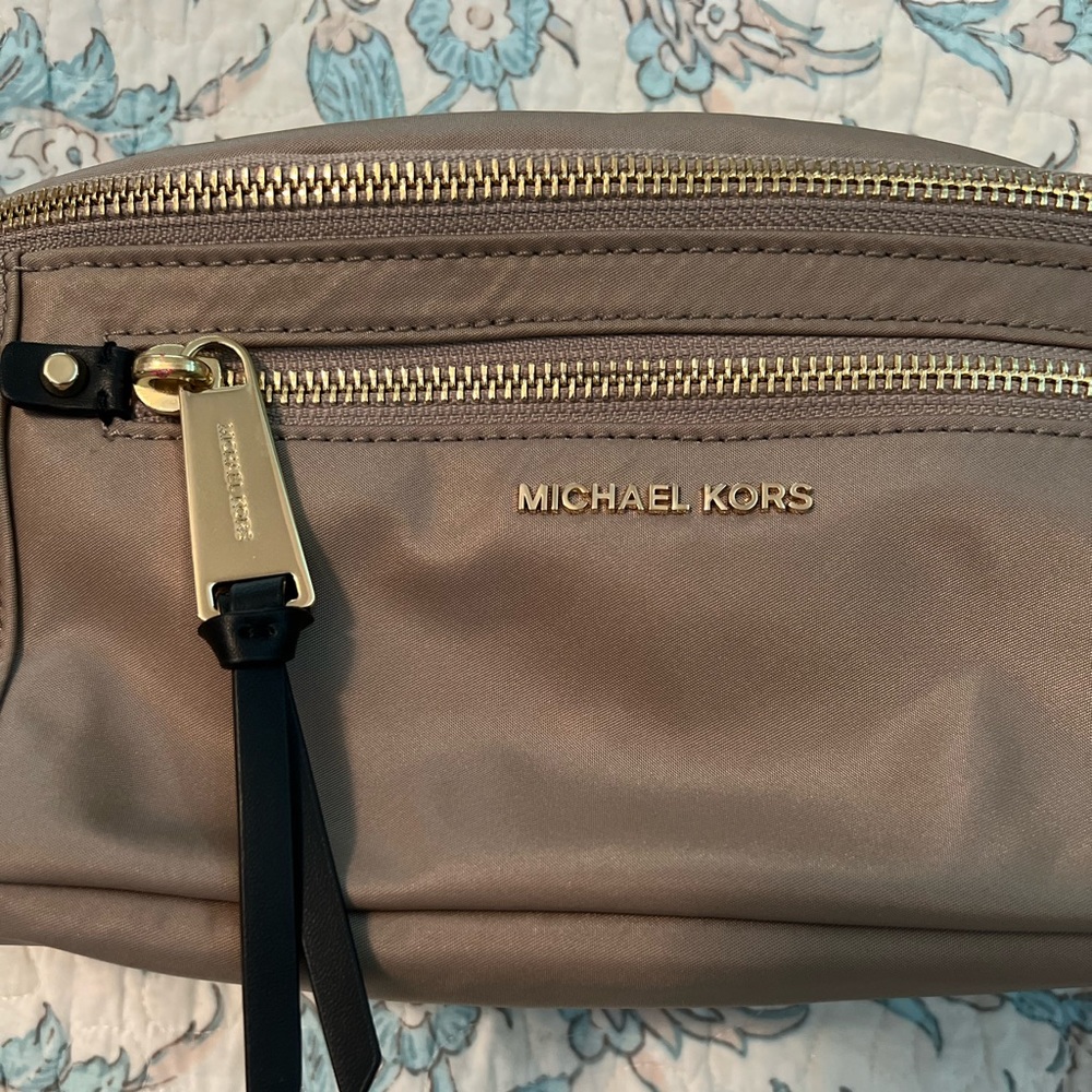 🖤SOLD🖤NWT Michael Kors beige fanny pack